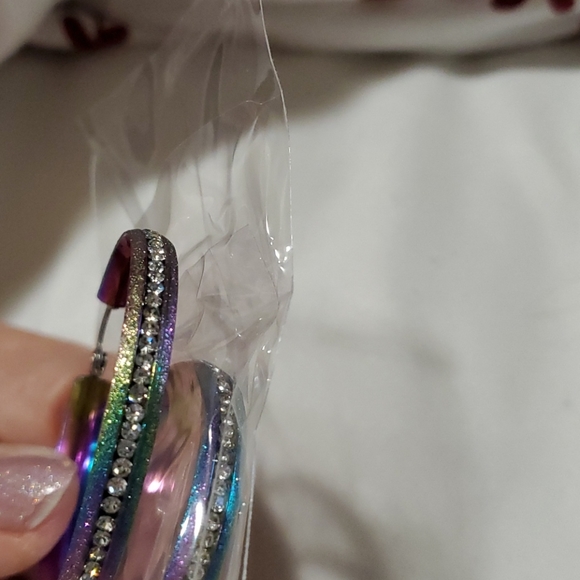 NIB HOOP EARRINGS - Picture 2 of 7